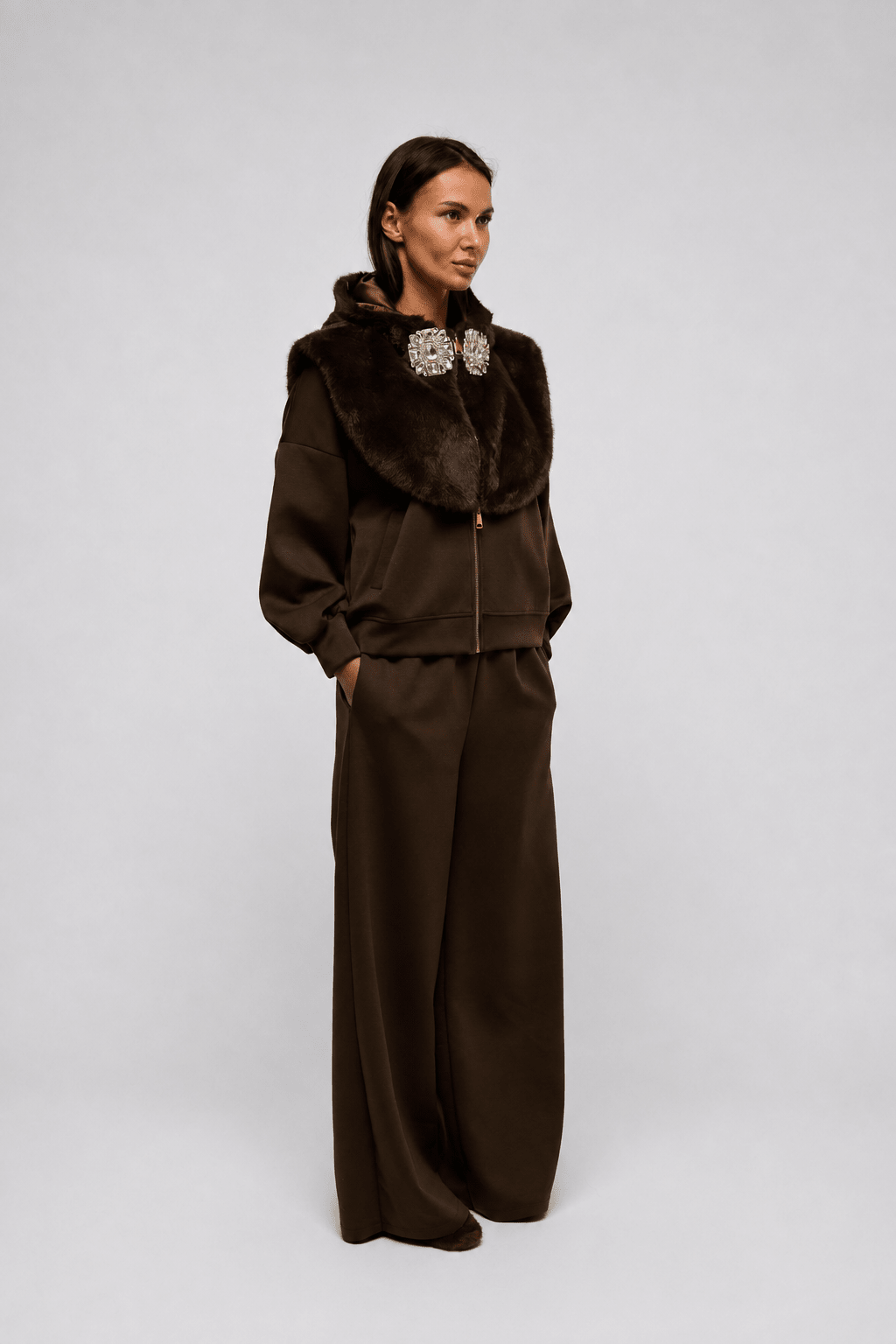 Completo Denyse Marrone con Cappuccio e Dettagli Gioiello - spazio ventidue