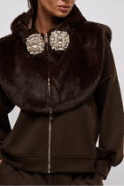 Completo Denyse Marrone con Cappuccio e Dettagli Gioiello - spazio ventidue