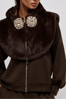 Completo Denyse Marrone con Cappuccio e Dettagli Gioiello - spazio ventidue
